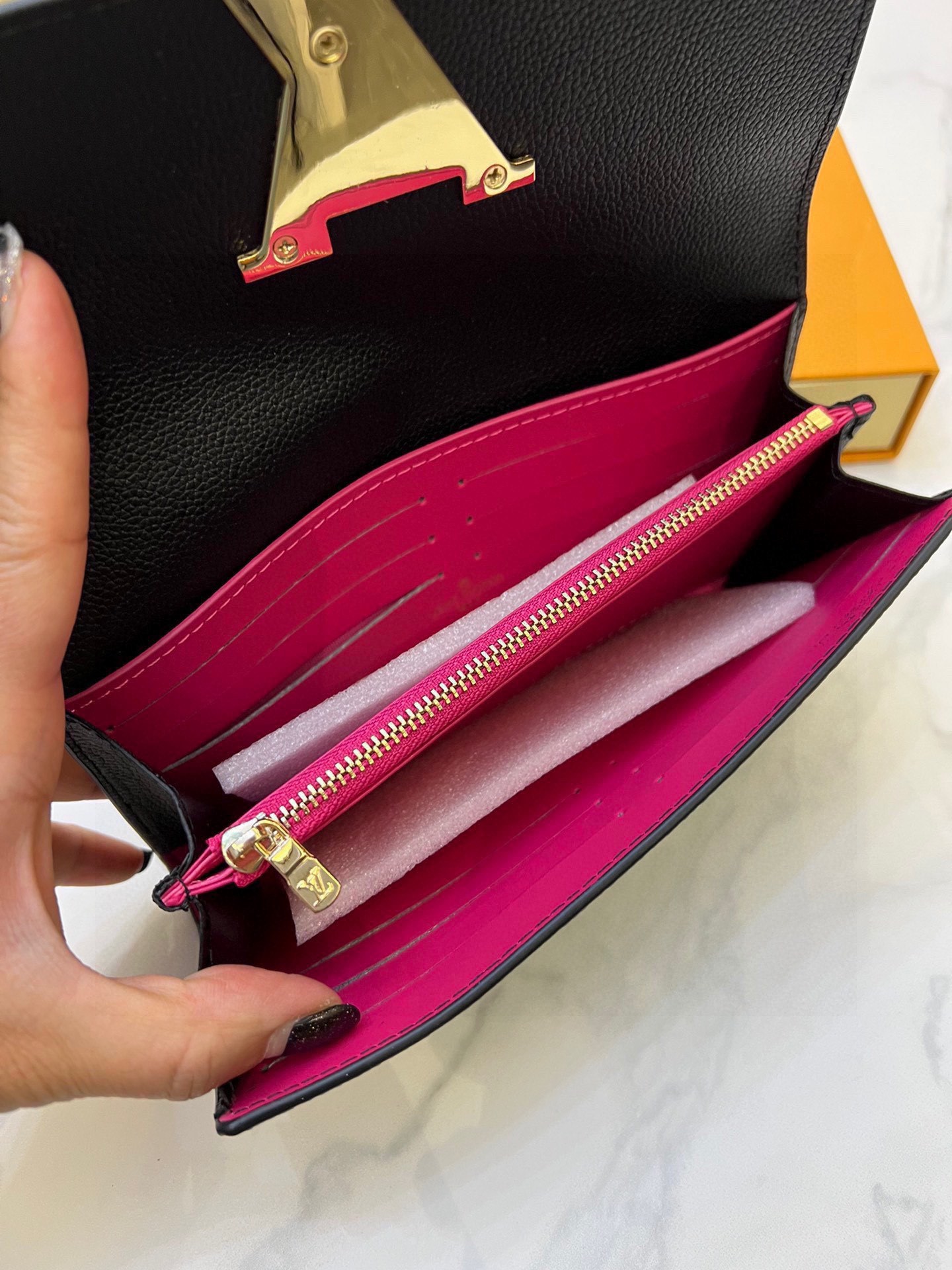 L Capucines men wallet size：20*11*2.5 cm