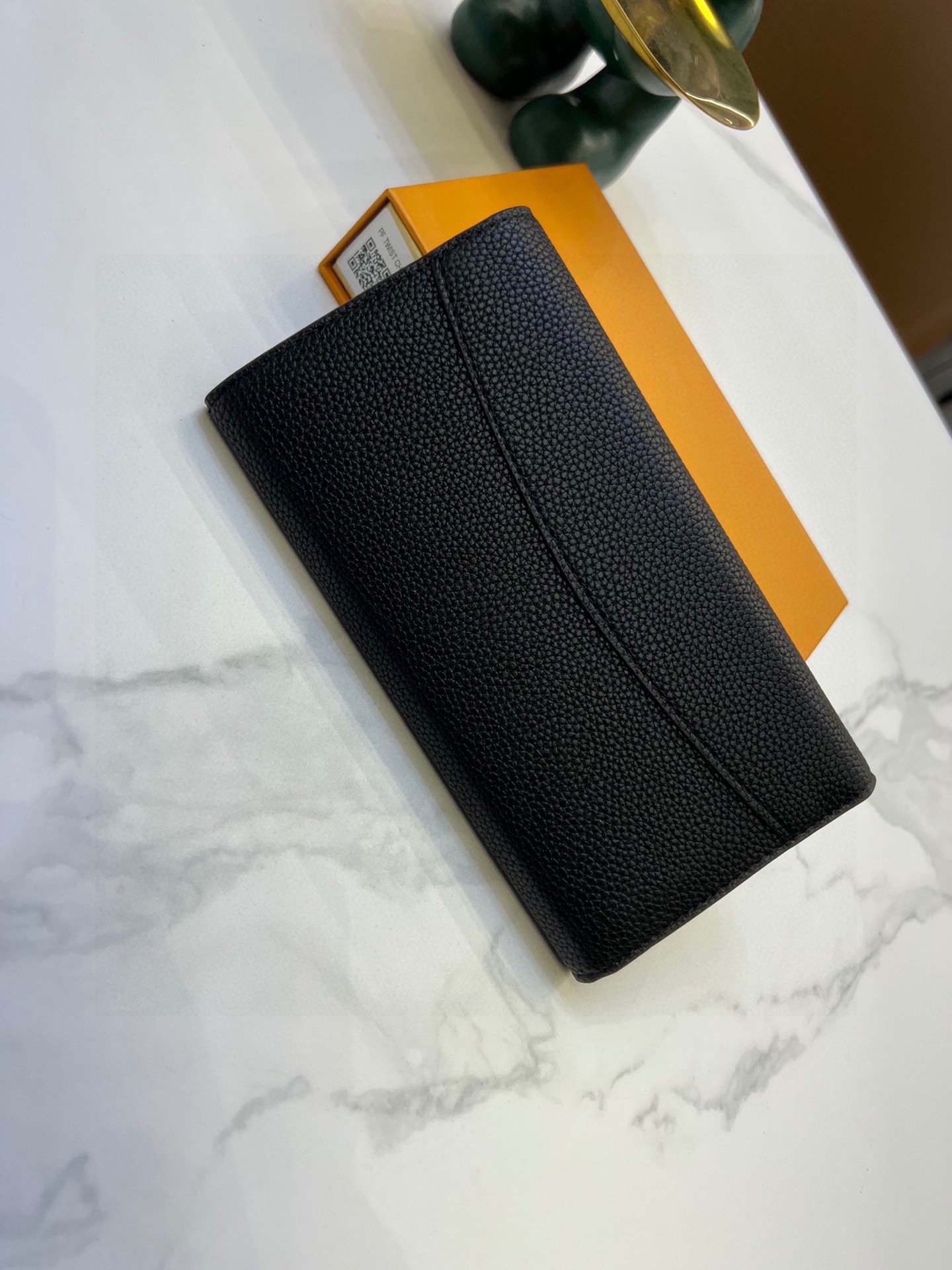 L Capucines men wallet size：20*11*2.5 cm