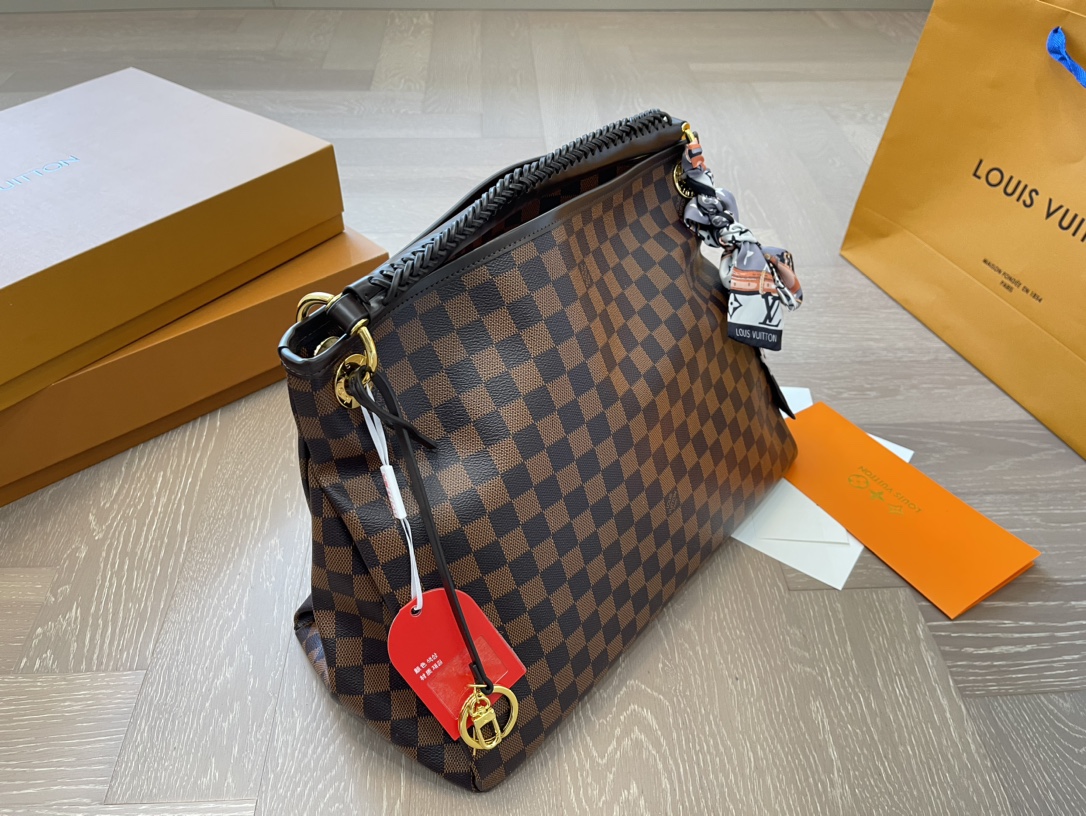 Louis artsy new arrival size : 41* 30 cm