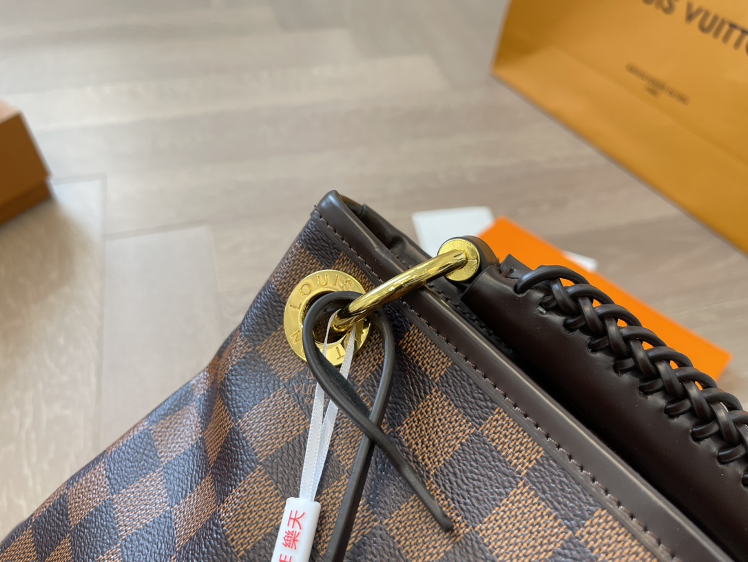 Louis artsy new arrival size : 41* 30 cm