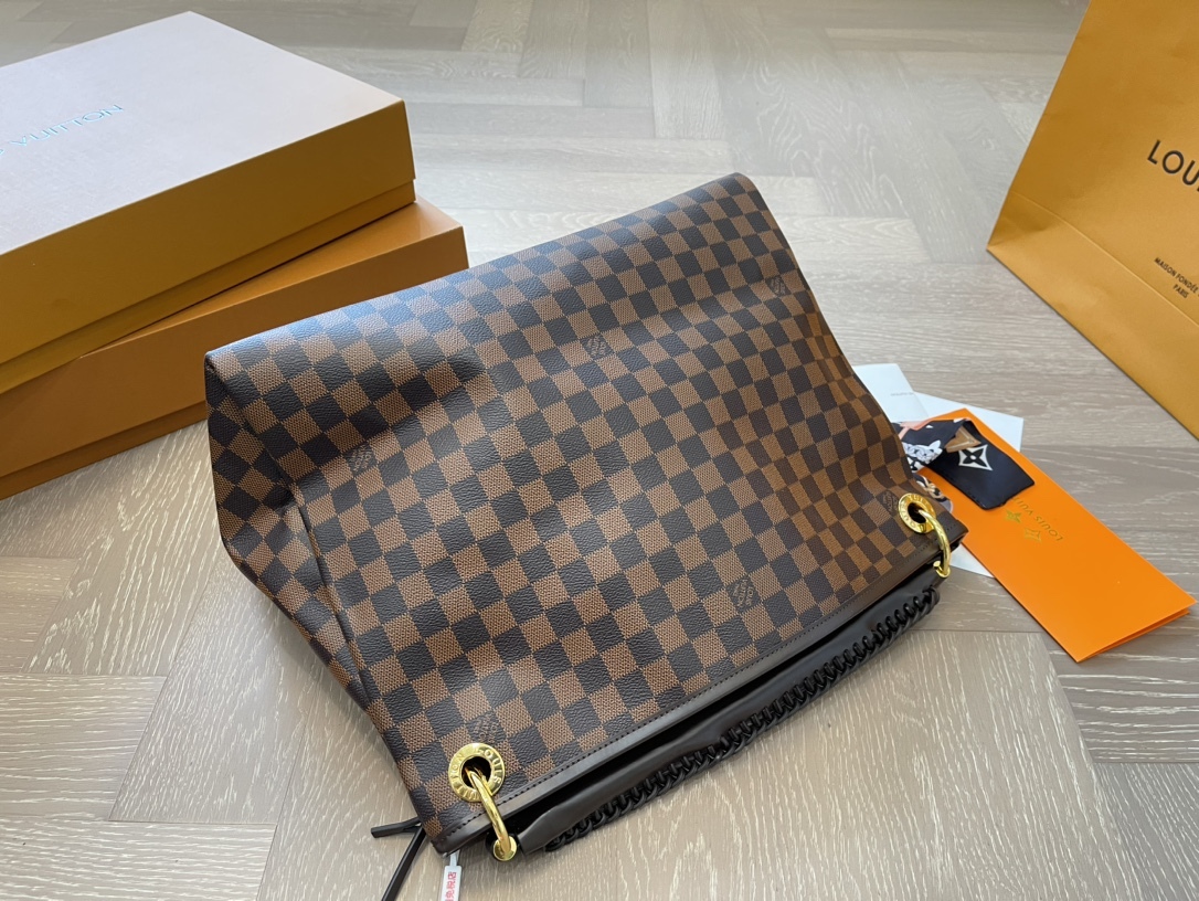 Louis artsy new arrival size : 41* 30 cm