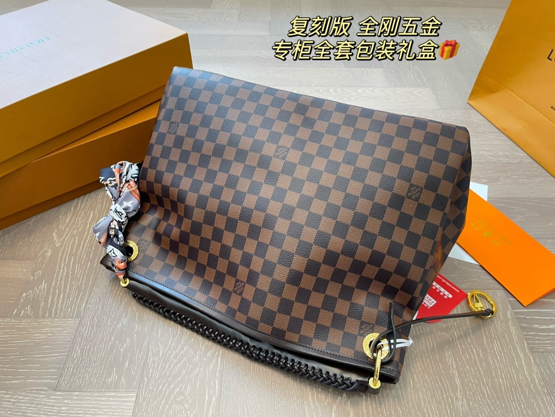 Louis artsy new arrival size : 41* 30 cm