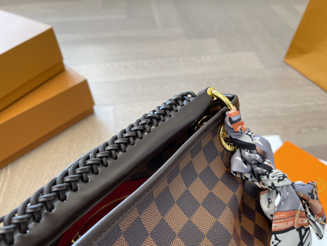 Louis artsy new arrival size : 41* 30 cm