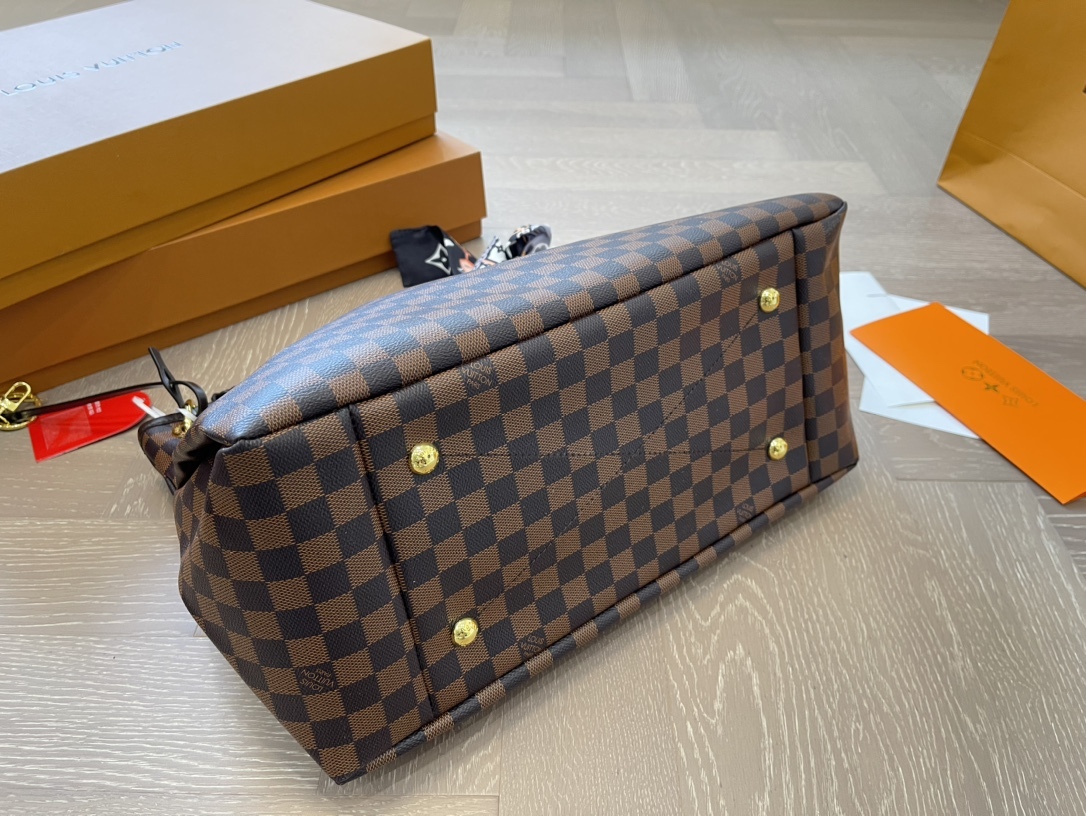 Louis artsy new arrival size : 41* 30 cm