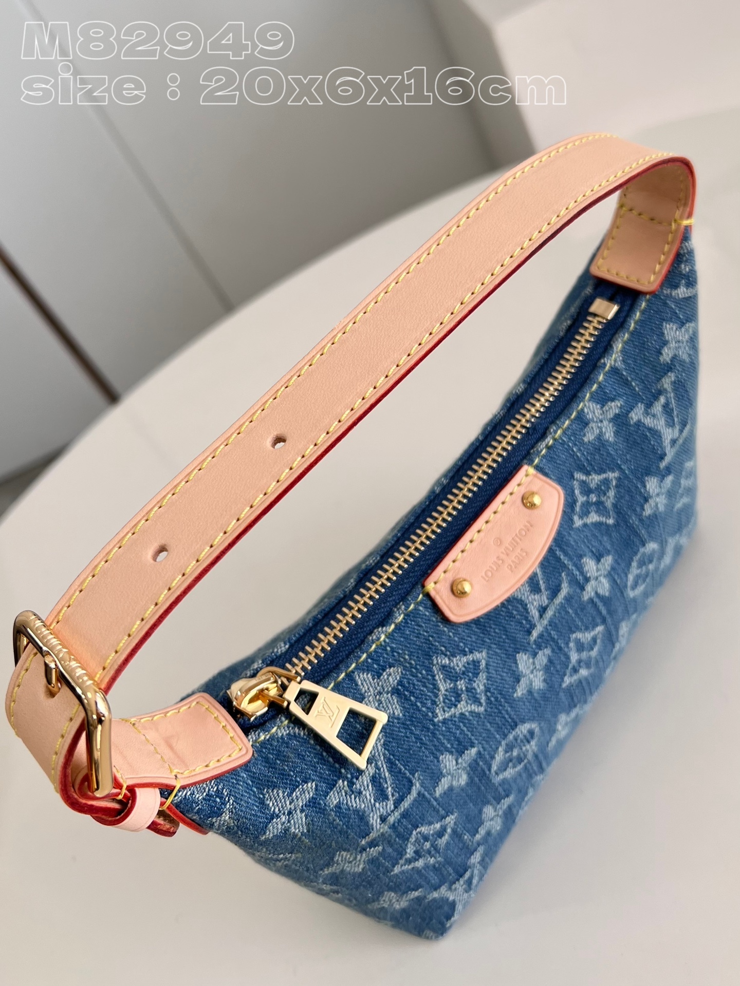 Louis Hills Pochette Monogram Denim size;20.5 x 6 x 16 cm