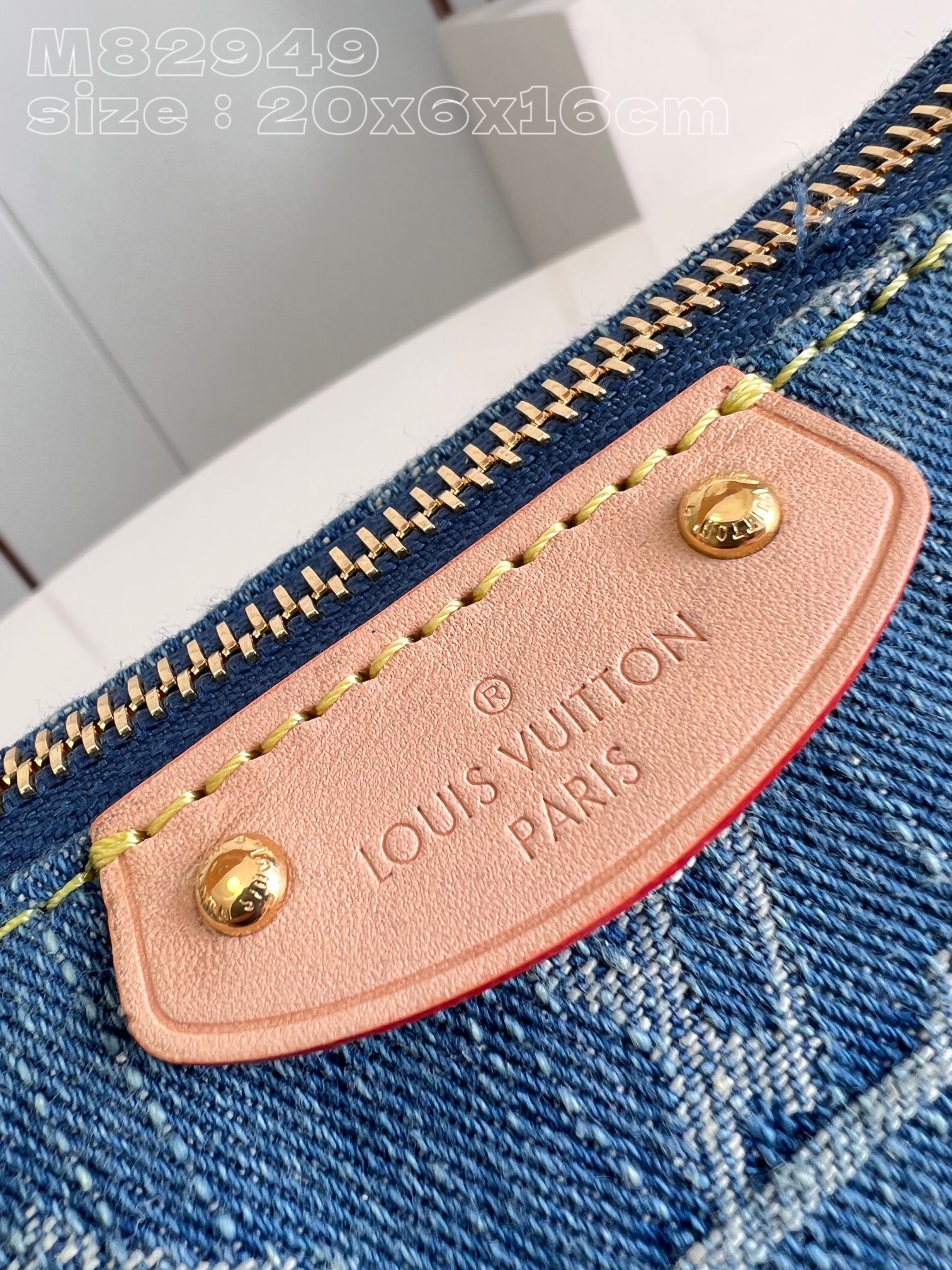 Louis Hills Pochette Monogram Denim size;20.5 x 6 x 16 cm