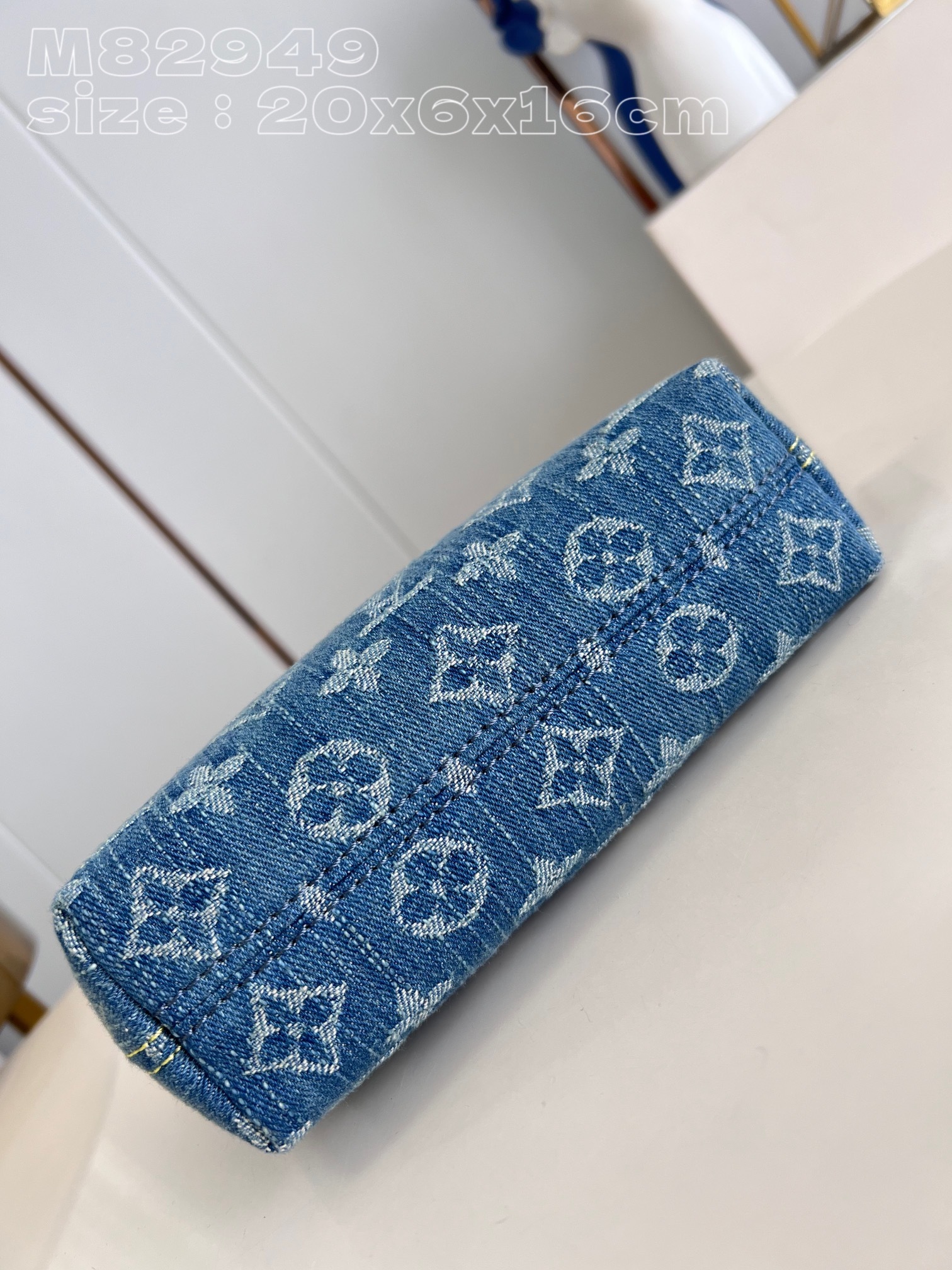 Louis Hills Pochette Monogram Denim size;20.5 x 6 x 16 cm