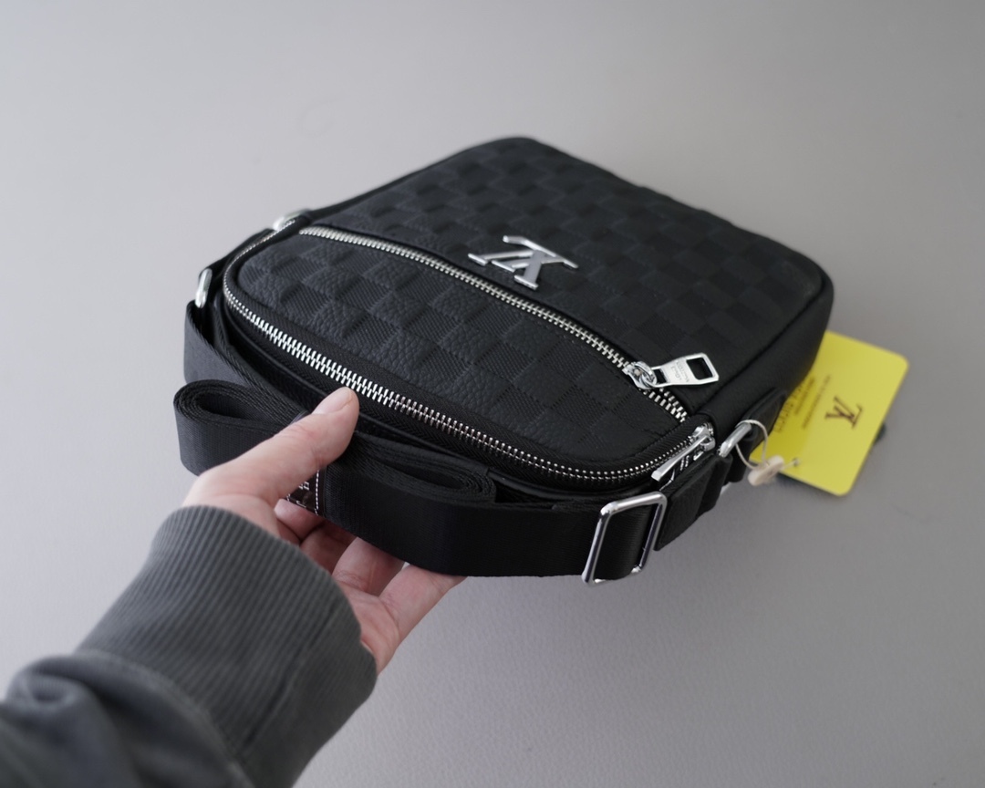 Louis new arrival bag size : 20x24x5 cm