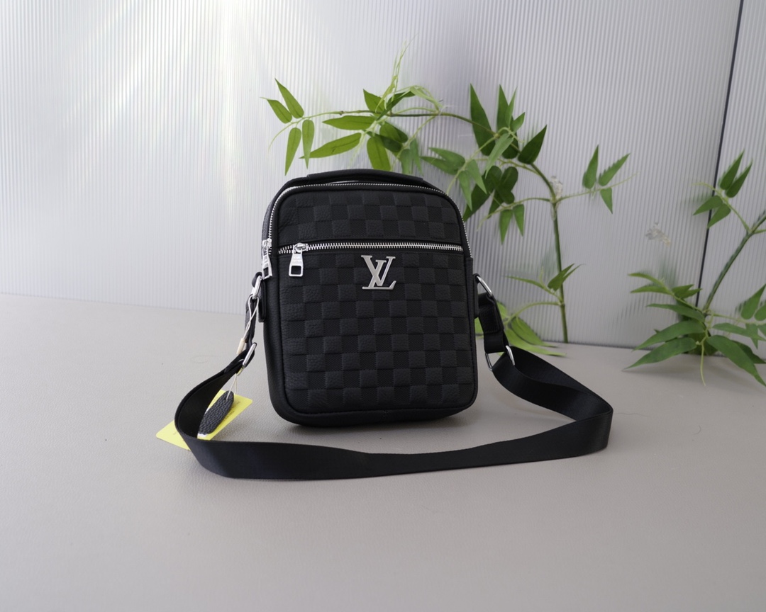 Louis new arrival bag size : 20x24x5 cm