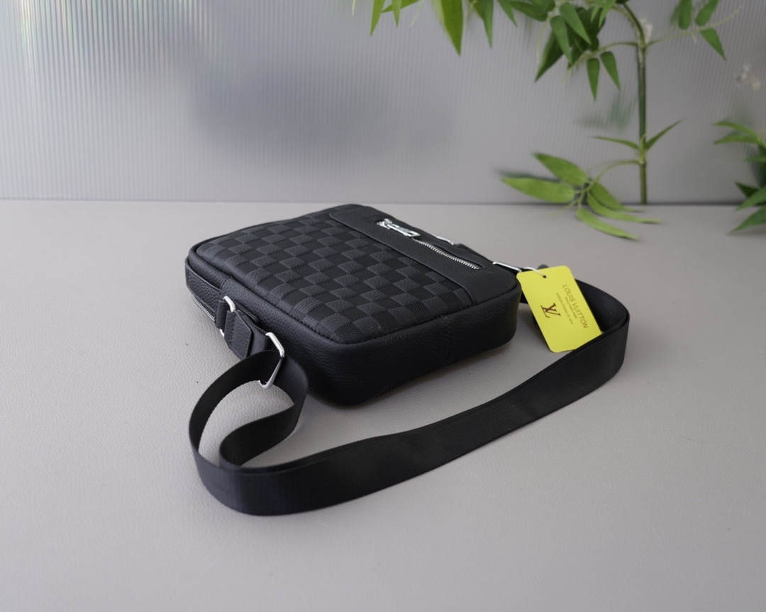 Louis new arrival bag size : 20x24x5 cm