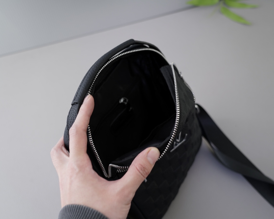 Louis new arrival bag size : 20x24x5 cm