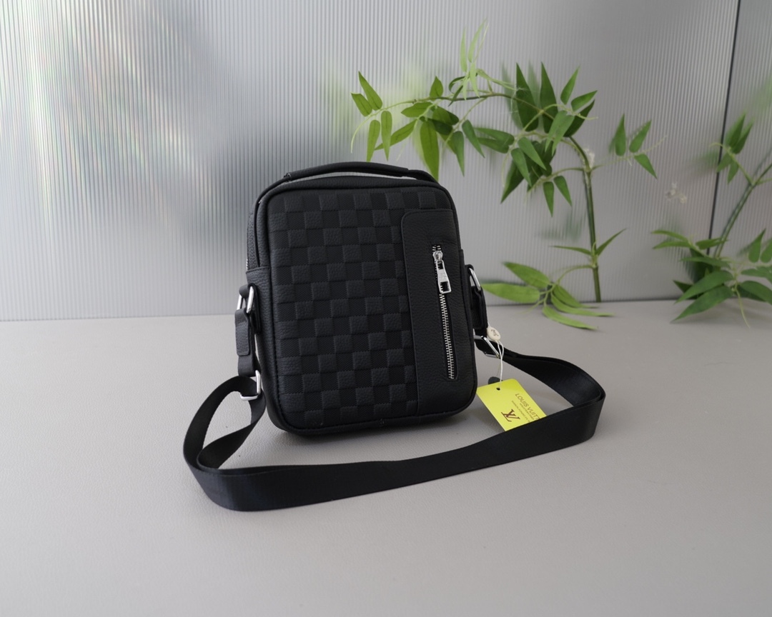 Louis new arrival bag size : 20x24x5 cm