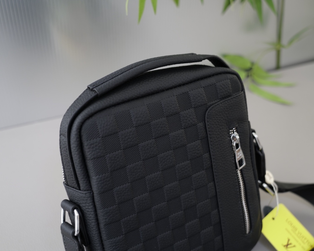 Louis new arrival bag size : 20x24x5 cm