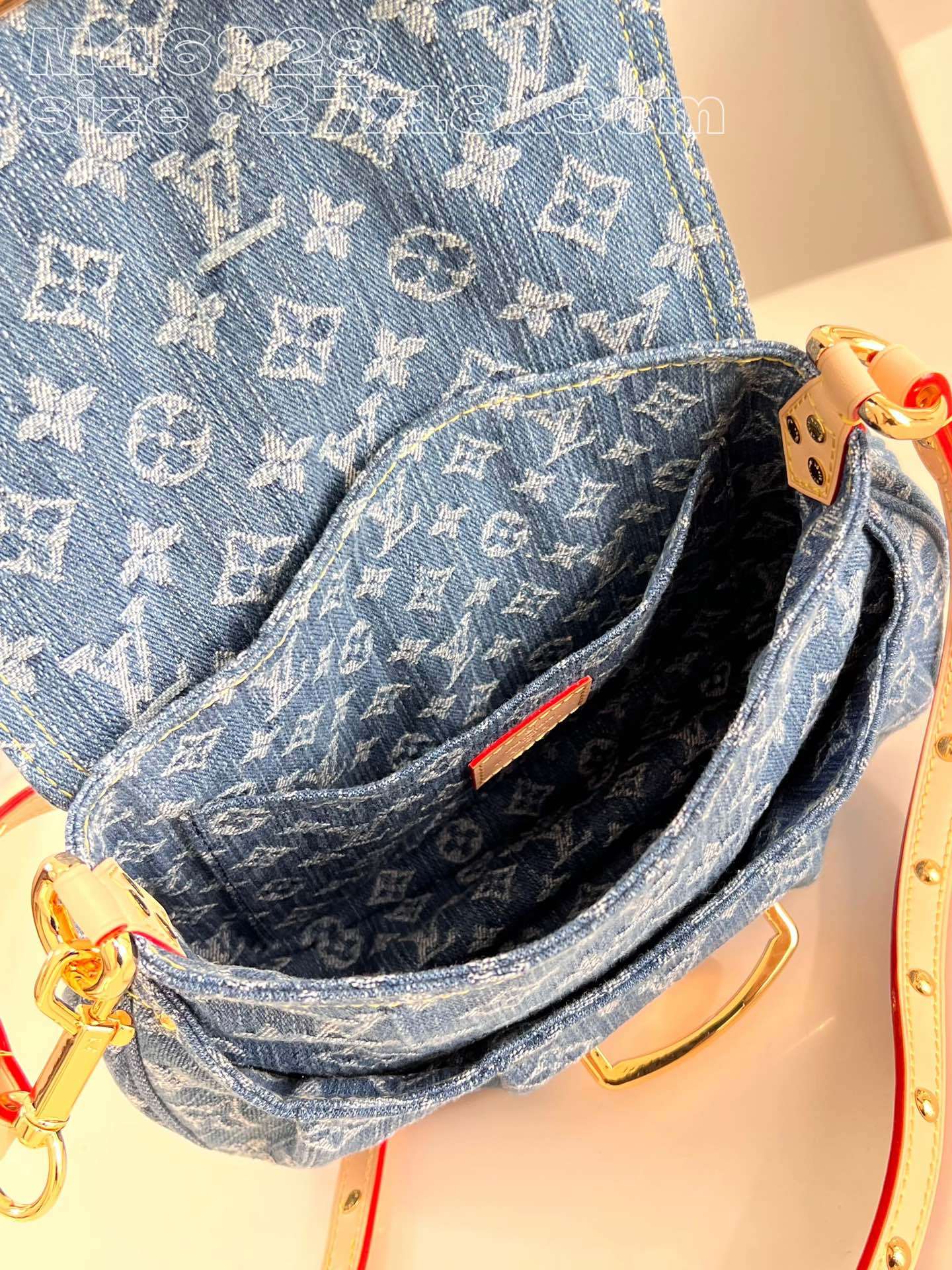 Louis Monogram Denim size : 27 x 18 x 3 cm