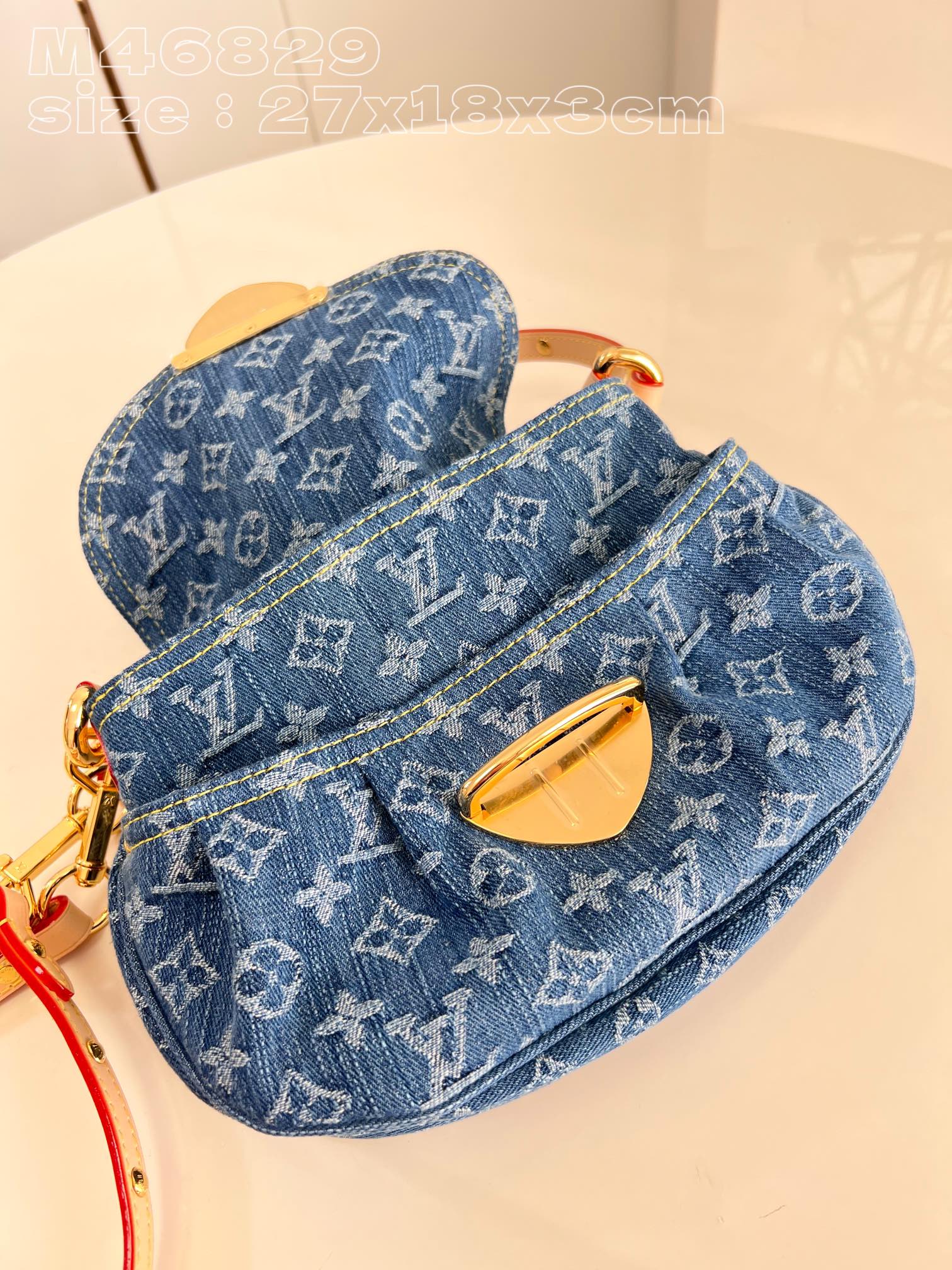 Louis Monogram Denim size : 27 x 18 x 3 cm