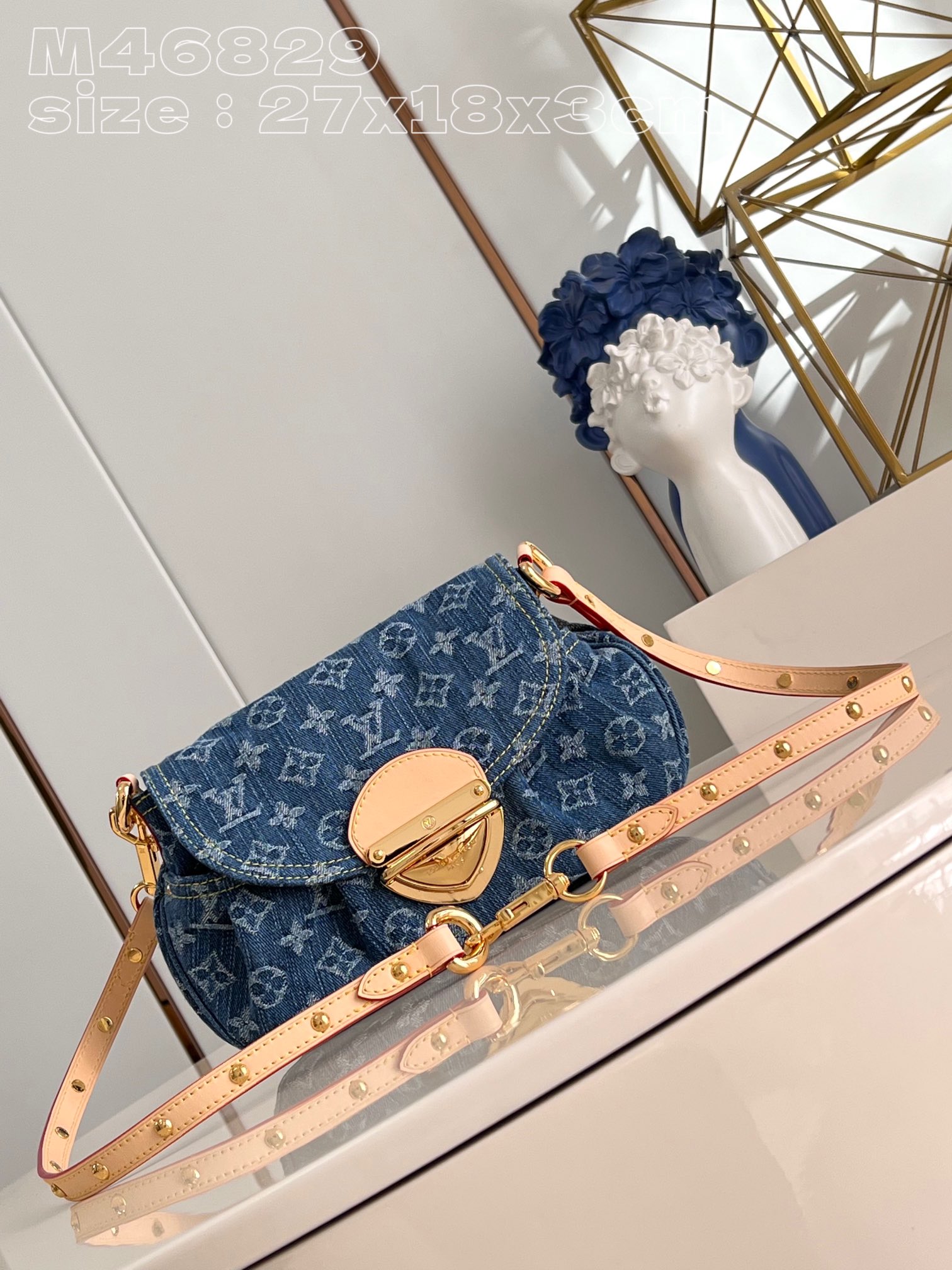 Louis Monogram Denim size : 27 x 18 x 3 cm