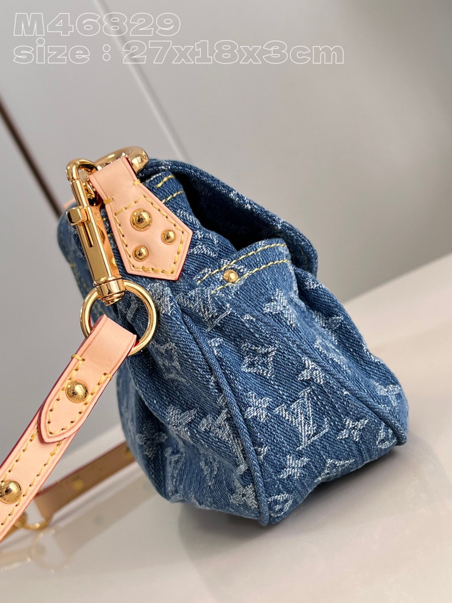 Louis Monogram Denim size : 27 x 18 x 3 cm