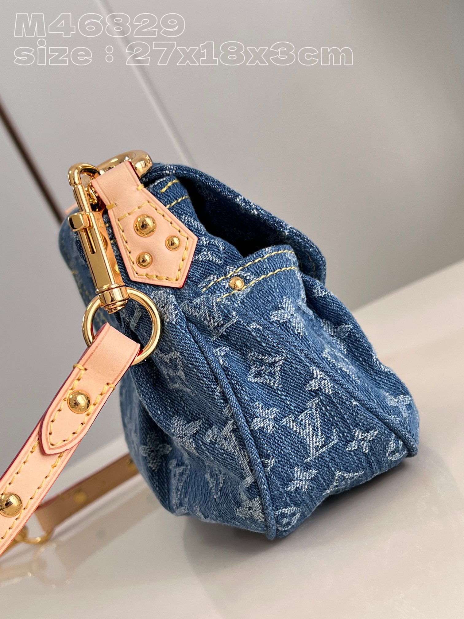 Louis Monogram Denim size : 27 x 18 x 3 cm