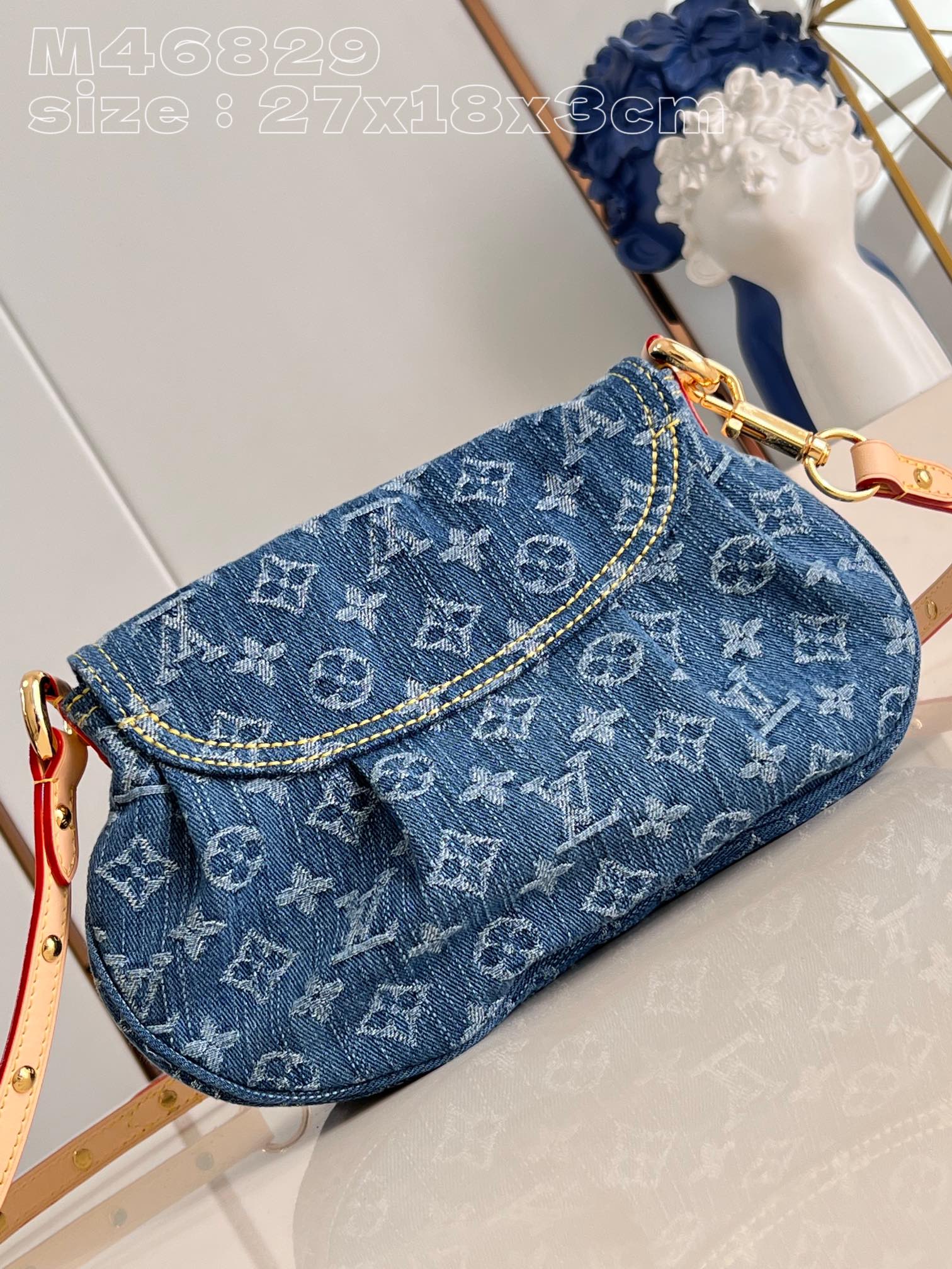 Louis Monogram Denim size : 27 x 18 x 3 cm
