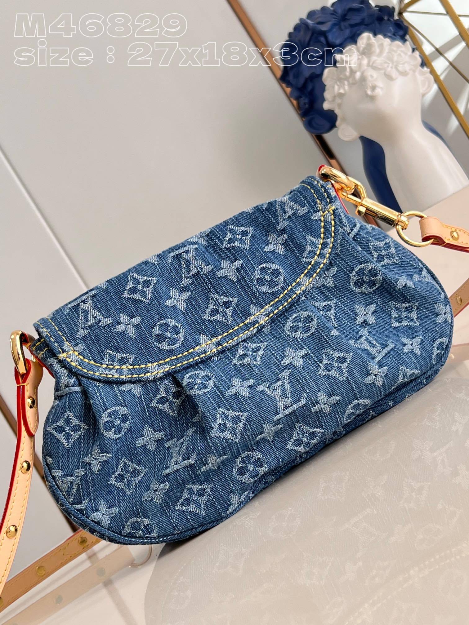 Louis Monogram Denim size : 27 x 18 x 3 cm