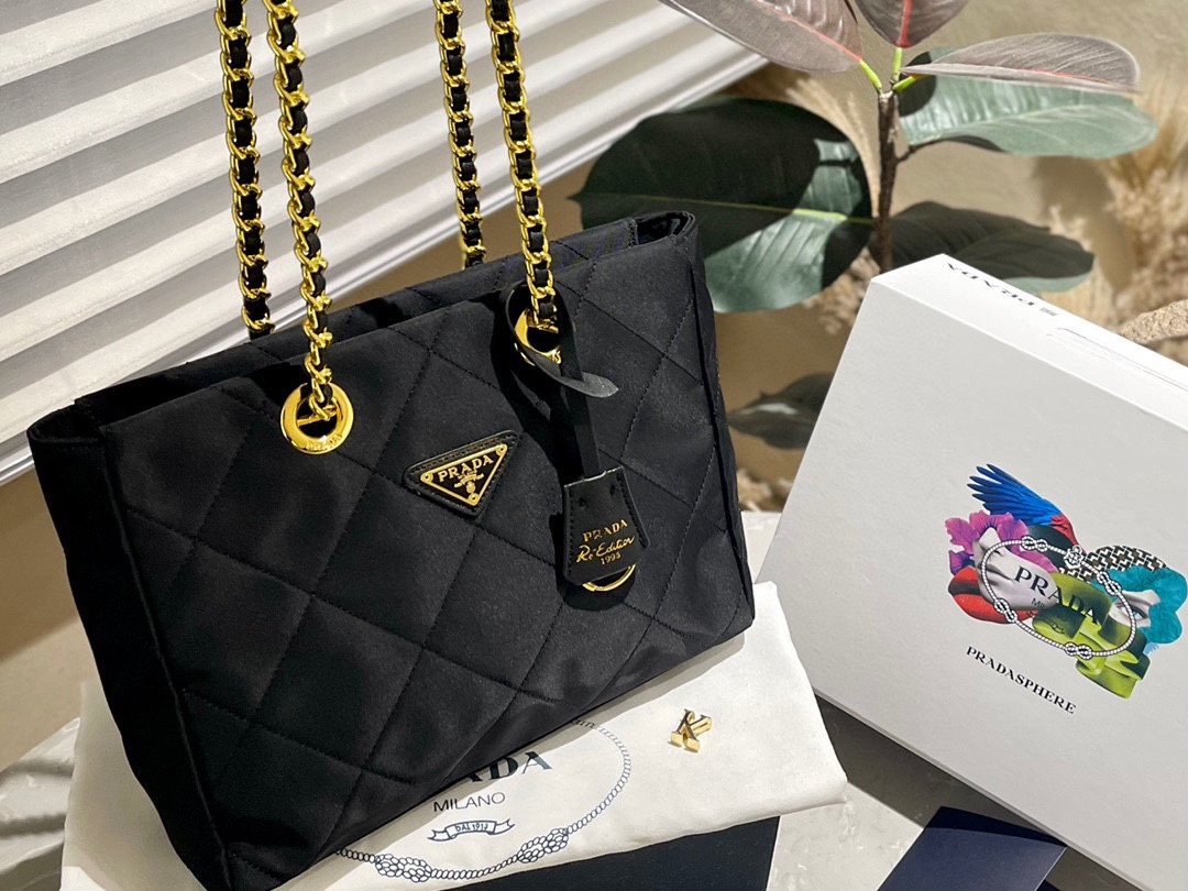 Pra new arrival tote bag size : 28 cm