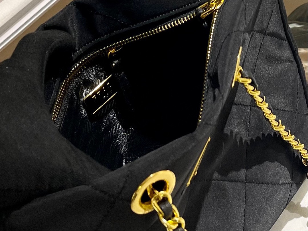 Pra new arrival tote bag size : 28 cm