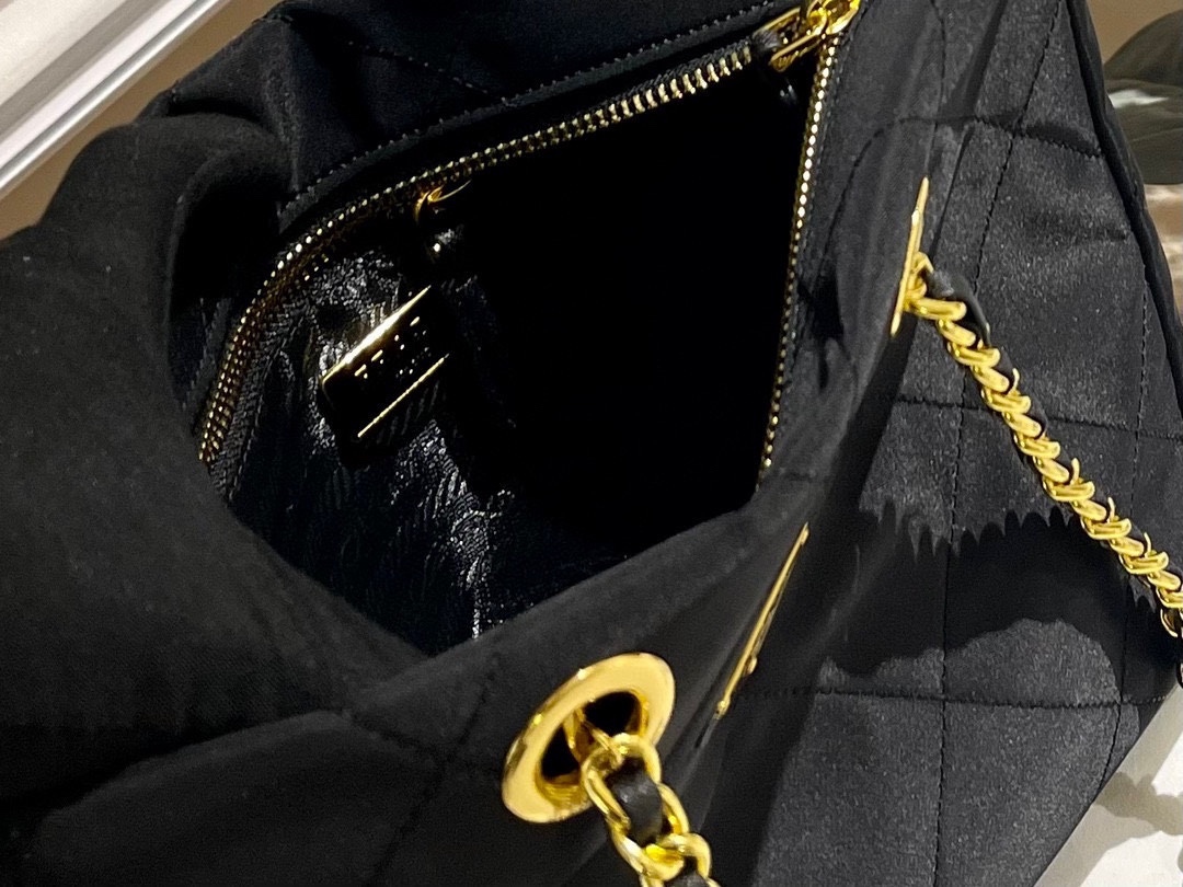 Pra new arrival tote bag size : 28 cm