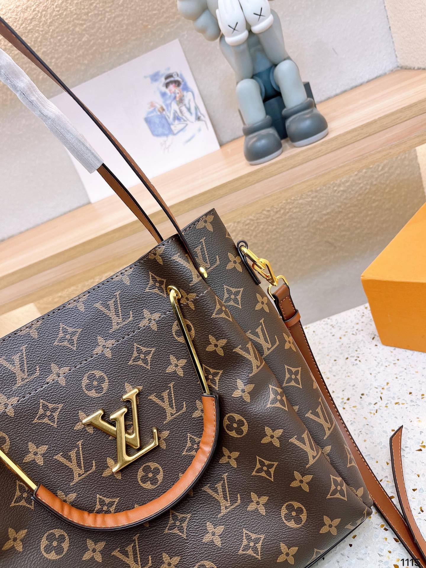 Louis new arrival tote bag size : 26*27 cm