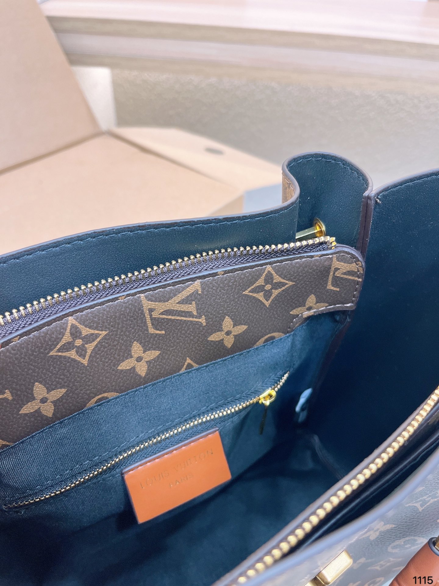 Louis new arrival tote bag size : 26*27 cm