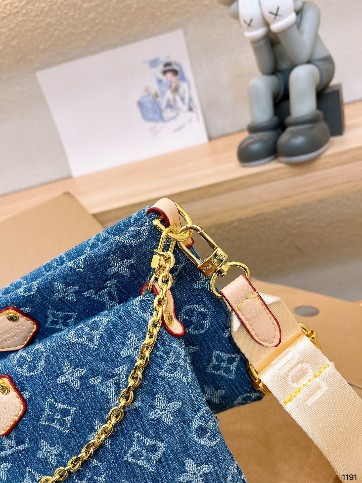 Louis new arrival denim bag size : 24 * 14 cm