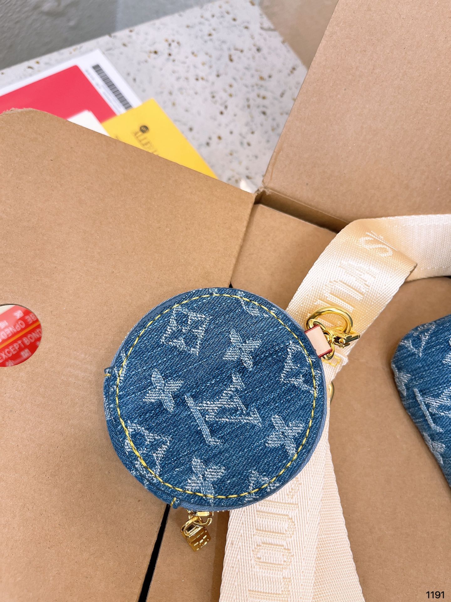 Louis new arrival denim bag size : 24 * 14 cm