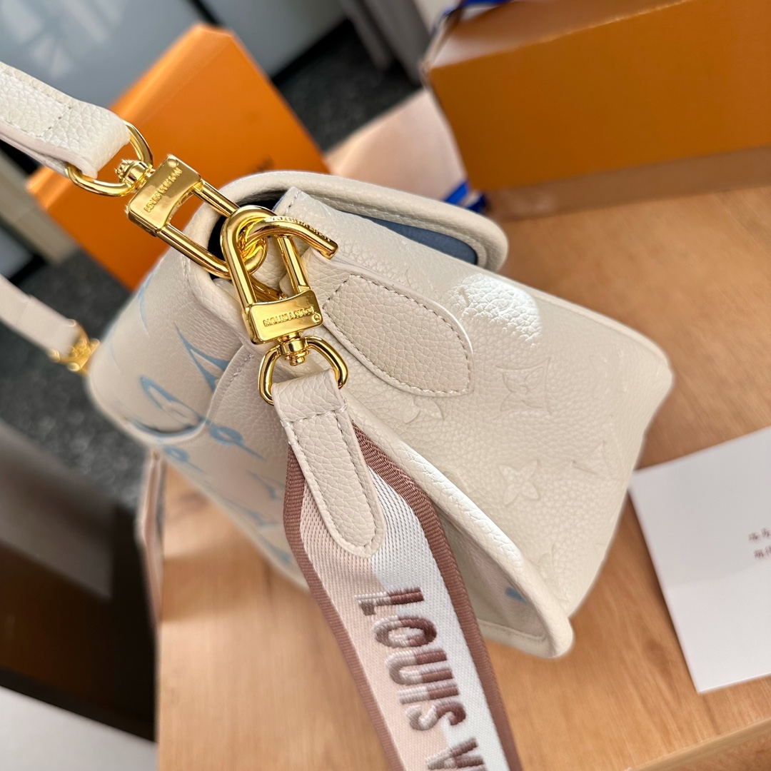 Louis new arrival bag size : 24 x 15 x 9cm