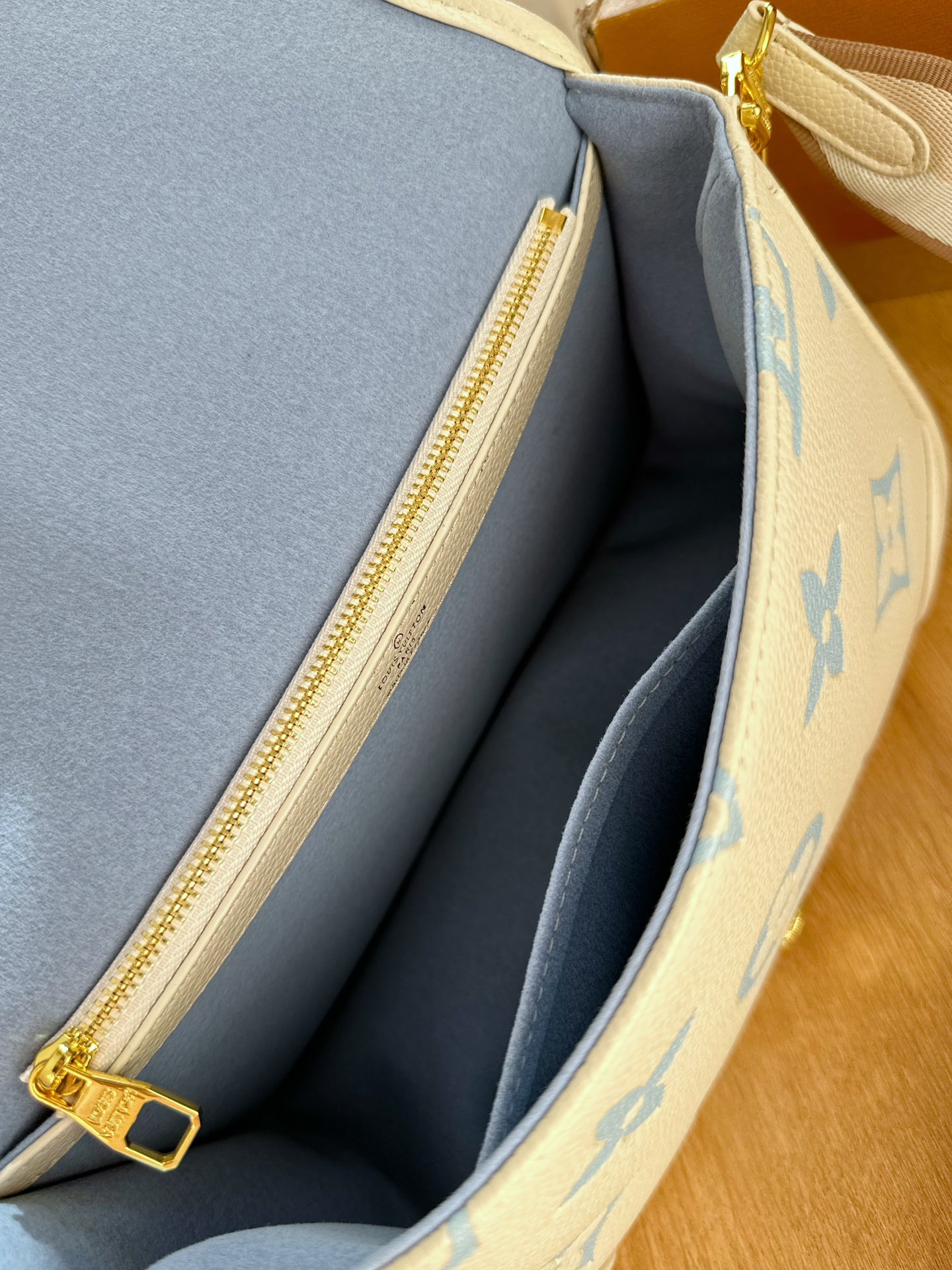 Louis new arrival bag size : 24 x 15 x 9cm