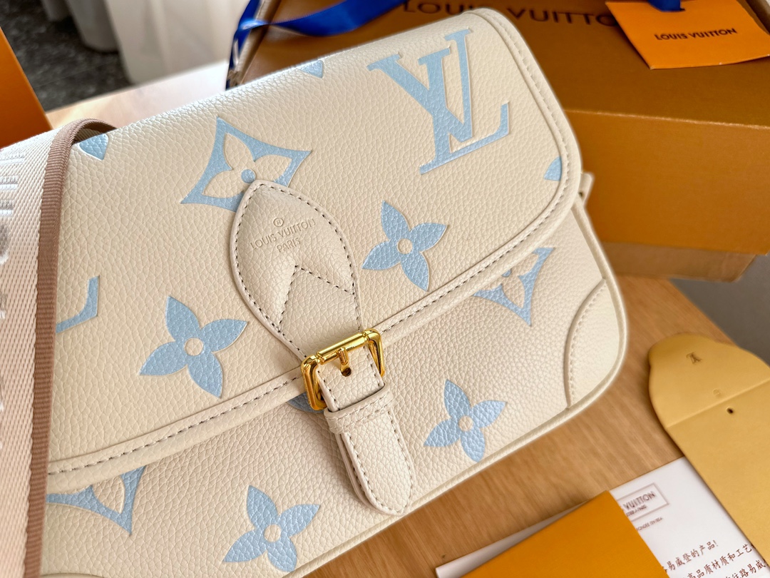 Louis new arrival bag size : 24 x 15 x 9cm