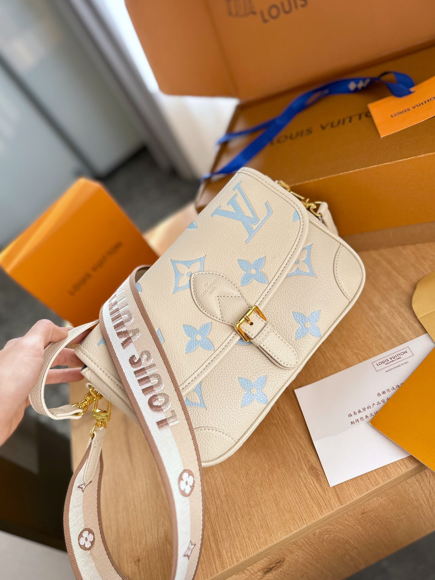 Louis new arrival bag size : 24 x 15 x 9cm