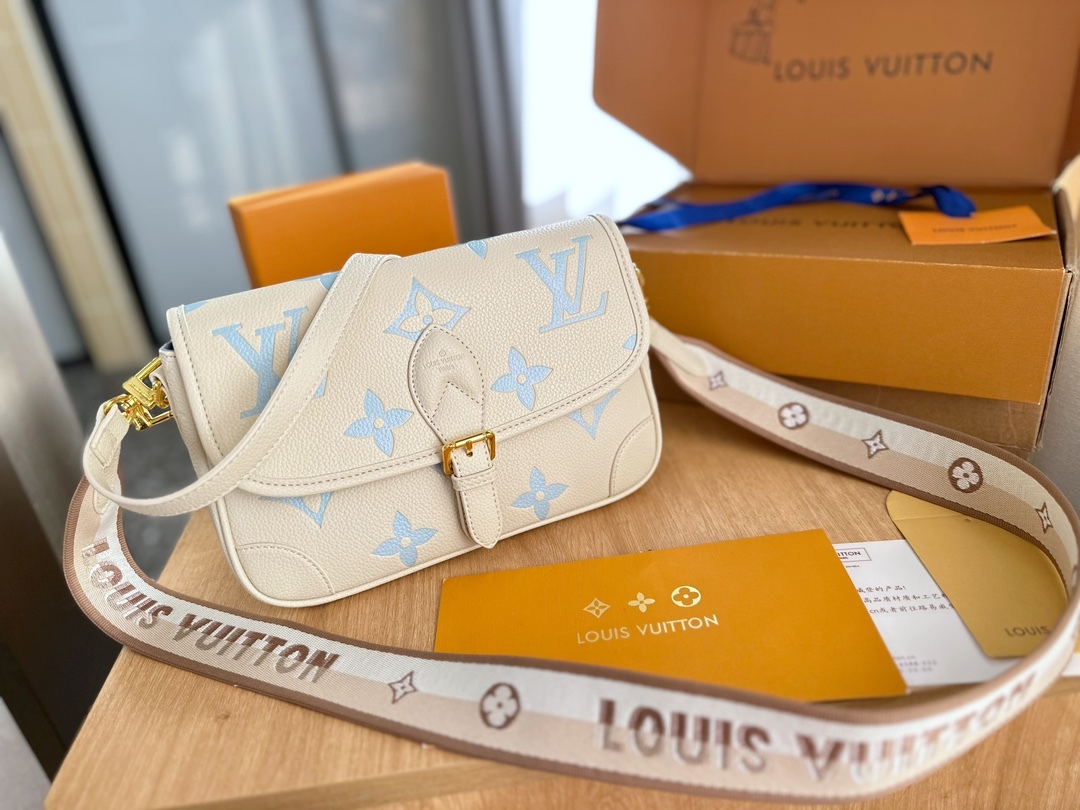 Louis new arrival bag size : 24 x 15 x 9cm