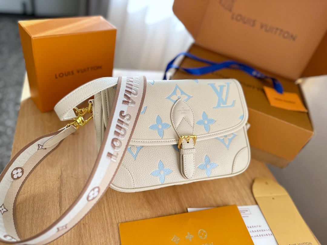 Louis new arrival bag size : 24 x 15 x 9cm