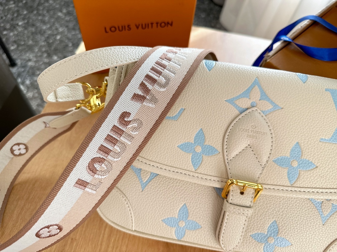 Louis new arrival bag size : 24 x 15 x 9cm