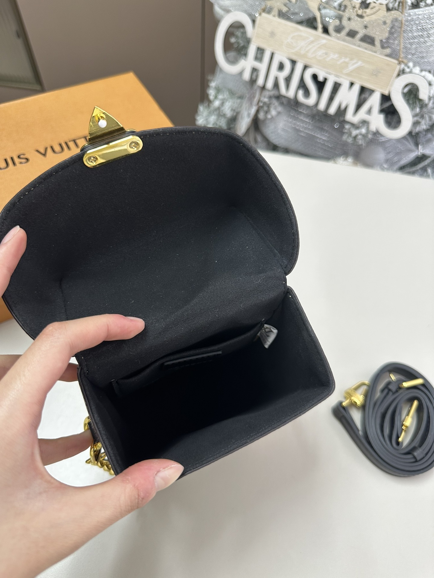 Louis new arrival phone bag size : 12*6*17 cm