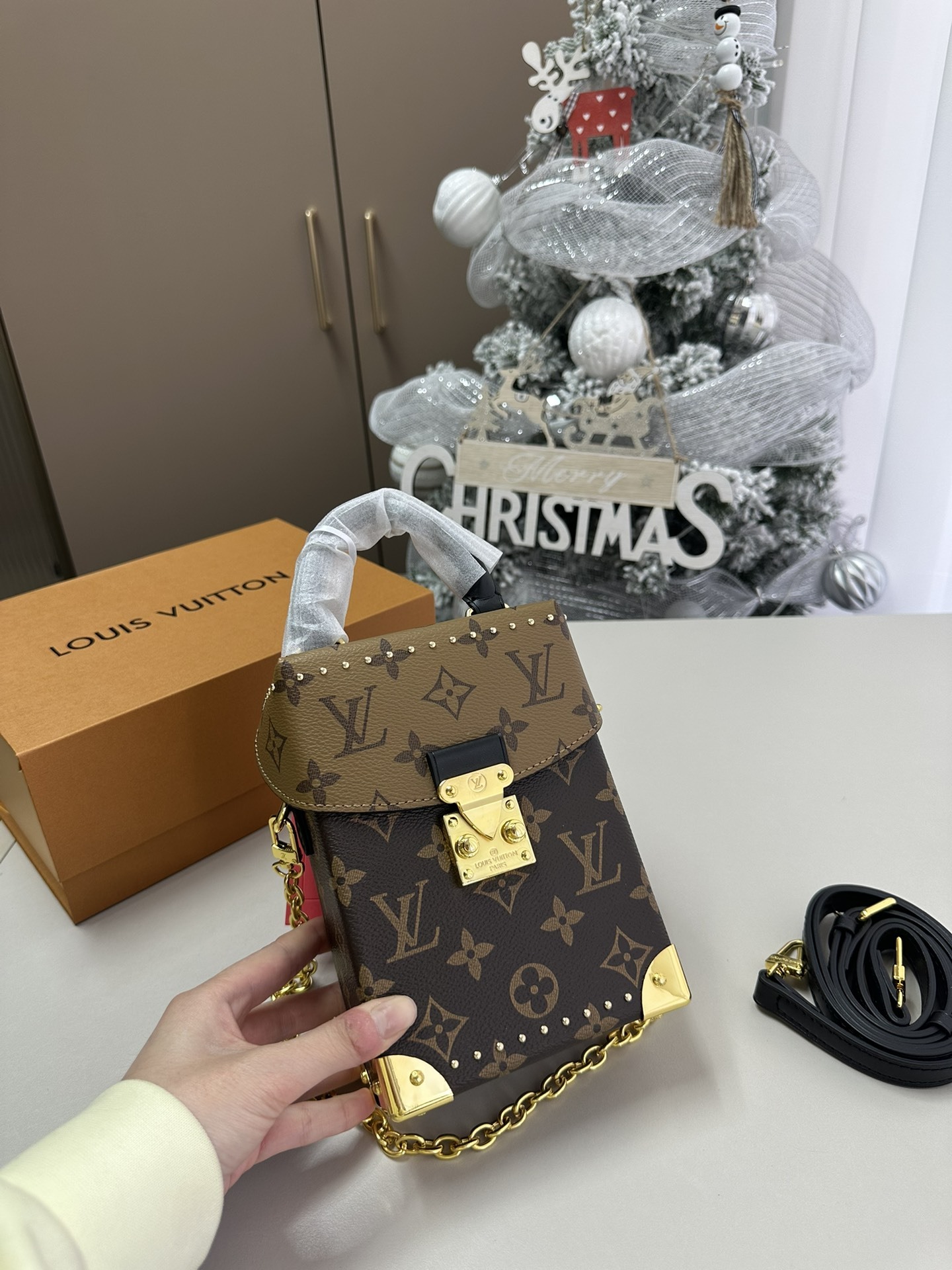 Louis new arrival phone bag size : 12*6*17 cm