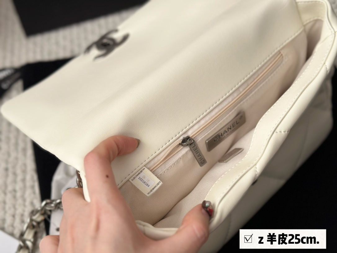 CC 19bag new arrival man and women bag size : 26 cm