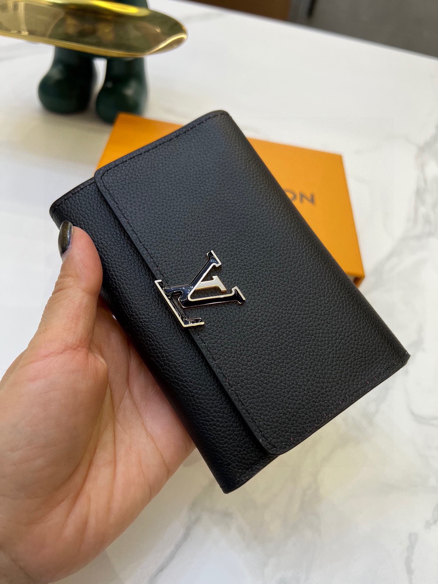 louis-new-arrival-capucines-wallet-size-13-5-9-5-1-5cm-2772