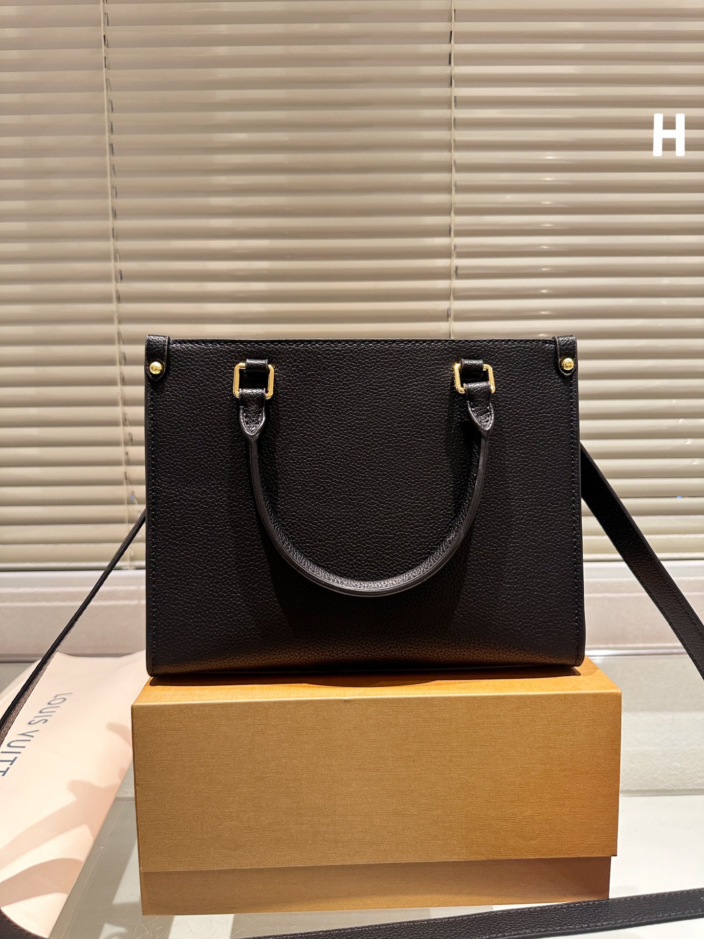 louis-fall-capsule-tote-bag-size-25cm-8185