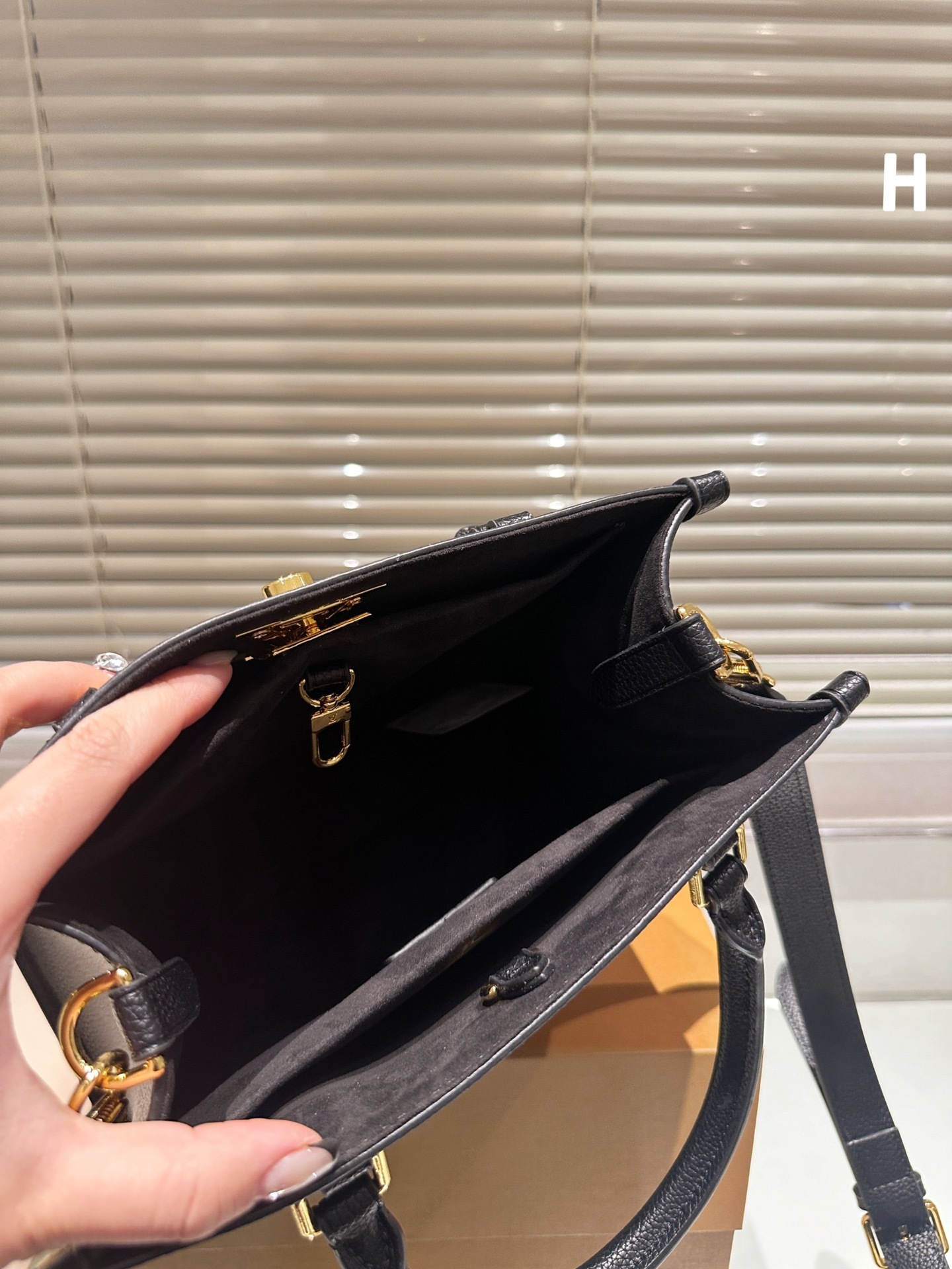 louis-fall-capsule-tote-bag-size-25cm-8185