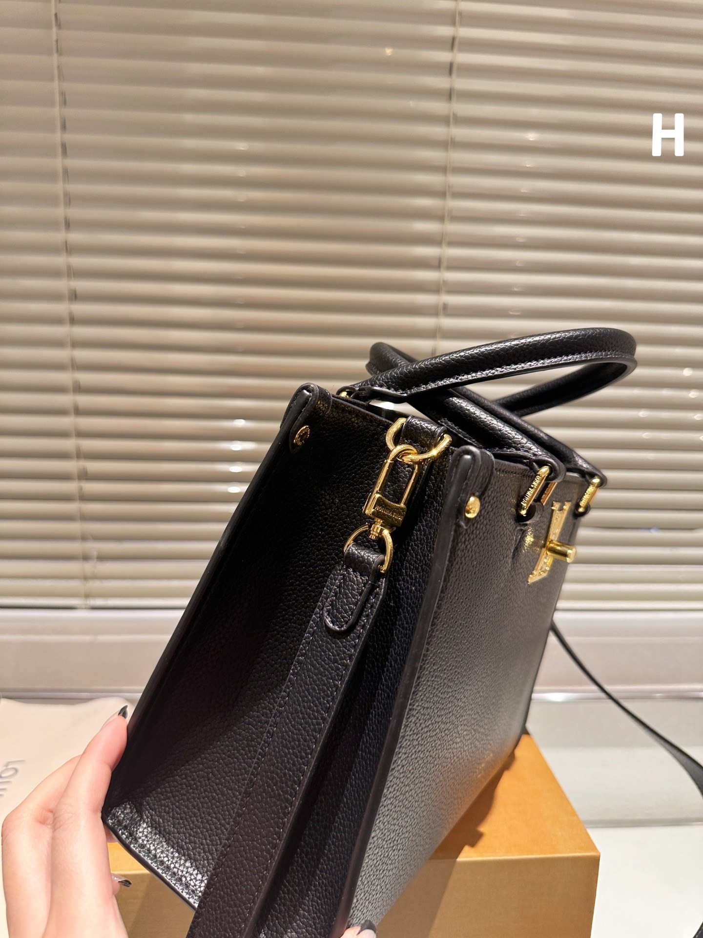 louis-fall-capsule-tote-bag-size-25cm-8185