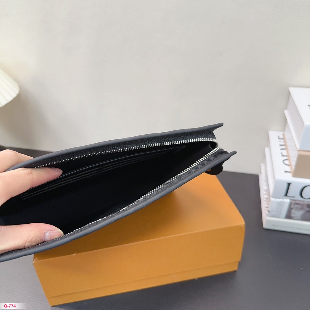 Louis Toiletry Pouch men and women bag size : 26*20 cm