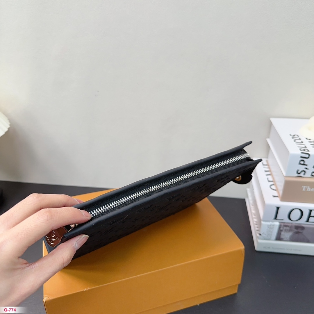 Louis Toiletry Pouch men and women bag size : 26*20 cm