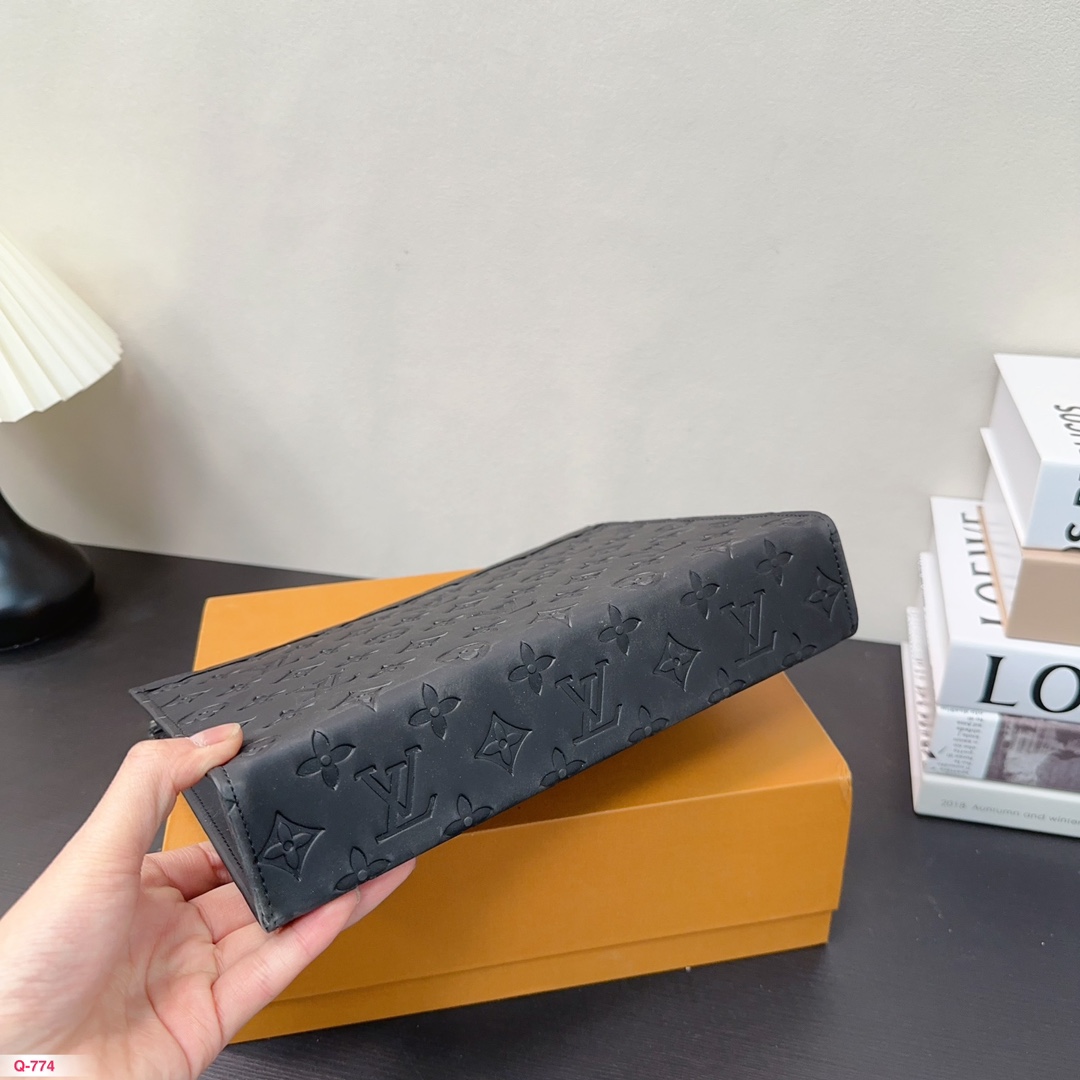 Louis Toiletry Pouch men and women bag size : 26*20 cm