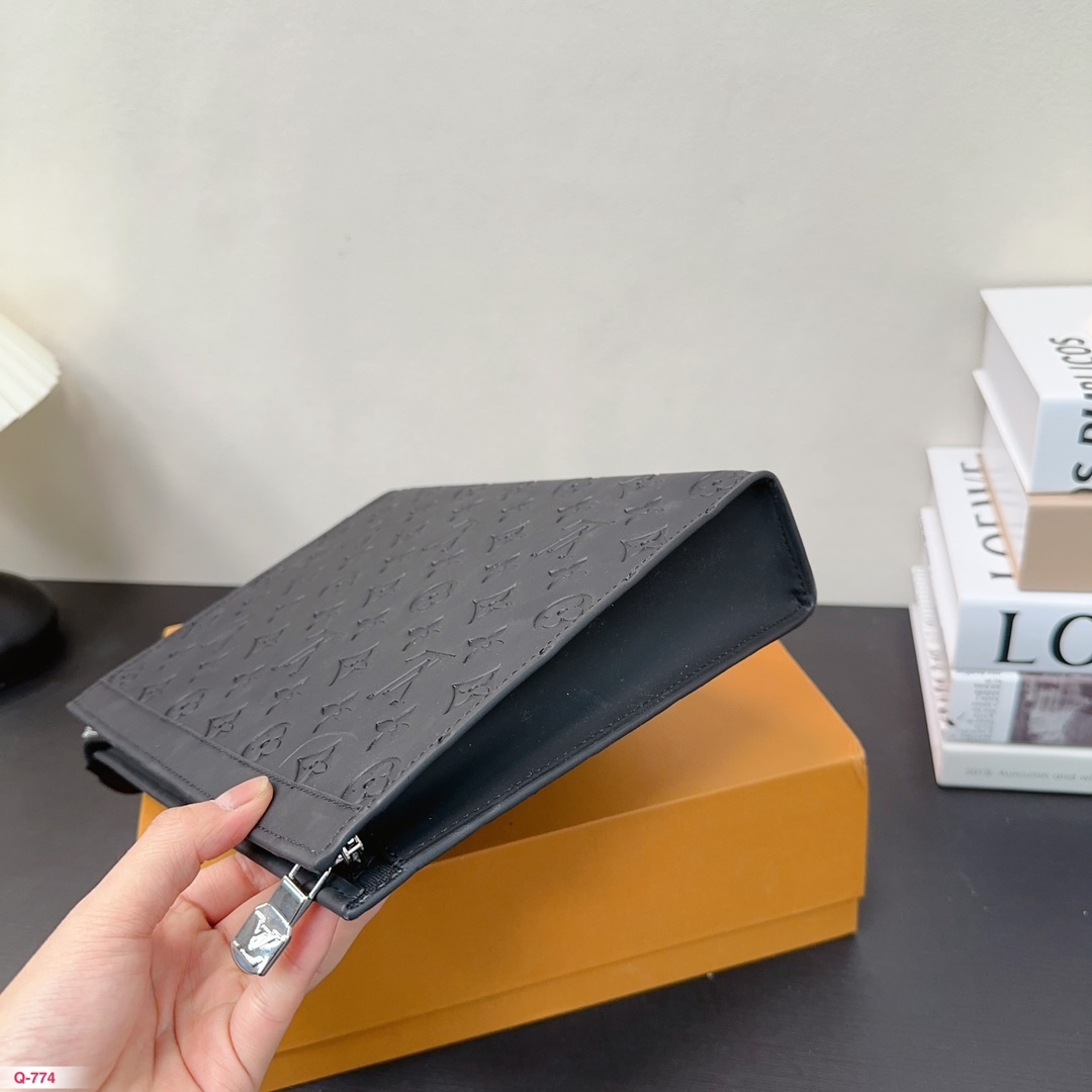 Louis Toiletry Pouch men and women bag size : 26*20 cm