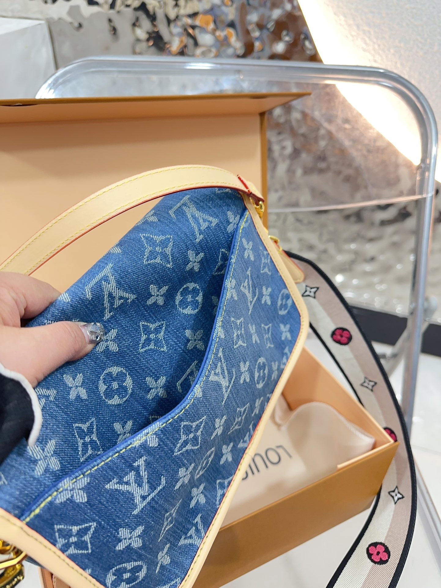 Louis Diane denim bag size :  25 15cm